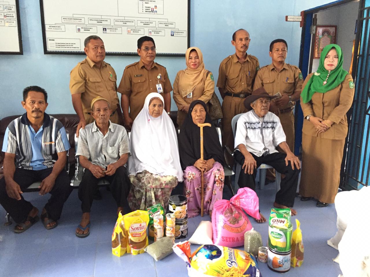PEMBAGIAN SEMBAKO KEPADA LANSIA DESA BANTAN AIR PADA 16 JULI 2019